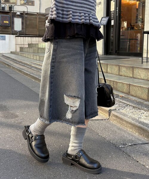 CIAOPANIC（チャオパニック）の「オーバーダイダメージデニムハーフパンツ（デニムパンツ・レディース・ブルー/ブラック・ONE SIZE）」の5枚目の写真