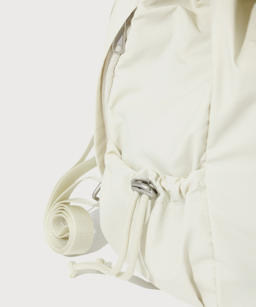 COVERNAT（カバーナット）の「ウィメンズ シュリンクフラップ ミニバックパック アイボリー（バックパック/リュック・レディース・その他・F）」の4枚目の写真