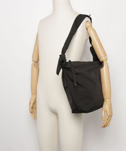 anuke（アンヌーク）の「Knot Nylon Bag 62611021（ショルダーバッグ・レディース・ブラック/ライトブルー・FREE）」の6枚目の写真