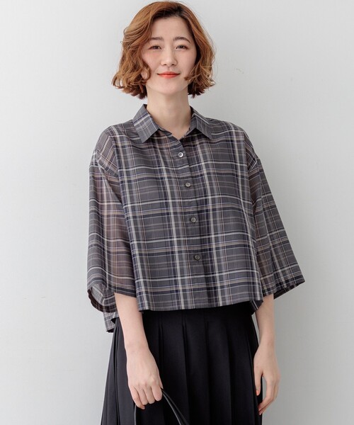 23区 S(ニジュウサンクチイサイサイズ)の「ハイツイストシアーチェック クロップド シャツ(シャツ/ブラウス・レディース・グレー系3/ダークブラウン系3・32)」の1枚目の写真