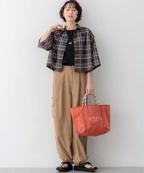 23区 S(ニジュウサンクチイサイサイズ)の「ハイツイストシアーチェック クロップド シャツ(シャツ/ブラウス・レディース・グレー系3/ダークブラウン系3・32)」の17枚目の写真