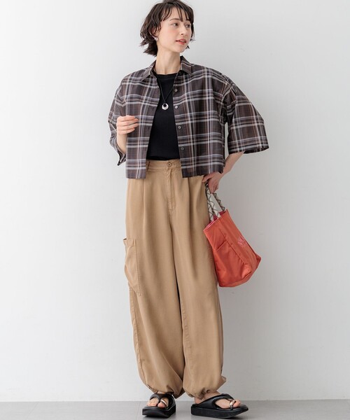 23区 S(ニジュウサンクチイサイサイズ)の「ハイツイストシアーチェック クロップド シャツ(シャツ/ブラウス・レディース・グレー系3/ダークブラウン系3・32)」の3枚目の写真