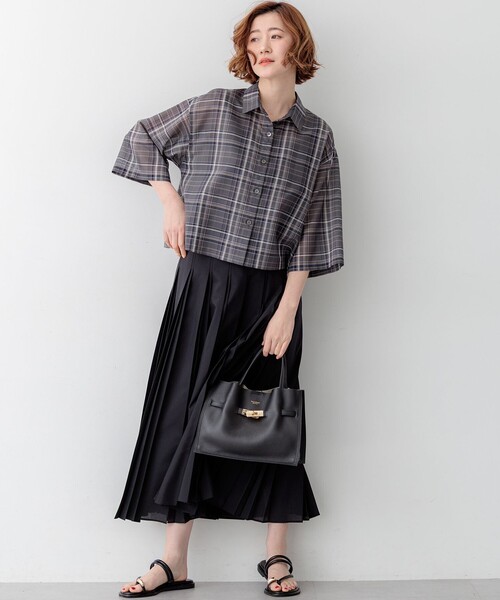 23区 S(ニジュウサンクチイサイサイズ)の「ハイツイストシアーチェック クロップド シャツ(シャツ/ブラウス・レディース・グレー系3/ダークブラウン系3・32)」の5枚目の写真