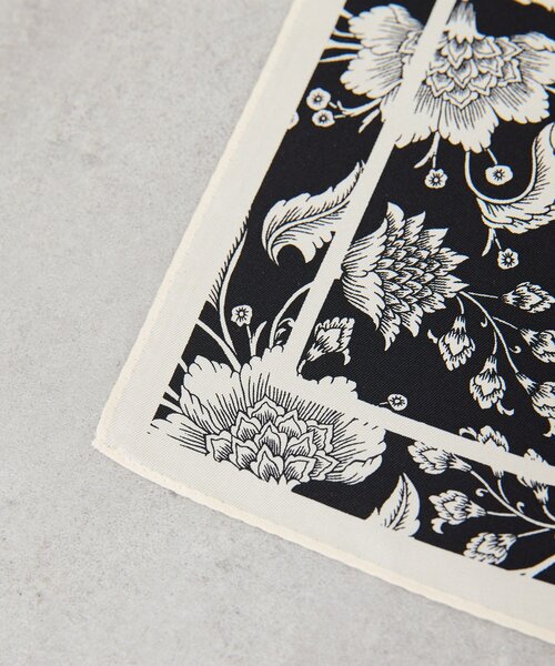 GALLARDAGALANTE（ガリャルダガランテ）の「更紗プリントシルクスカーフ（マフラー・レディース・ブルー/ブラック・FREE）」の5枚目の写真