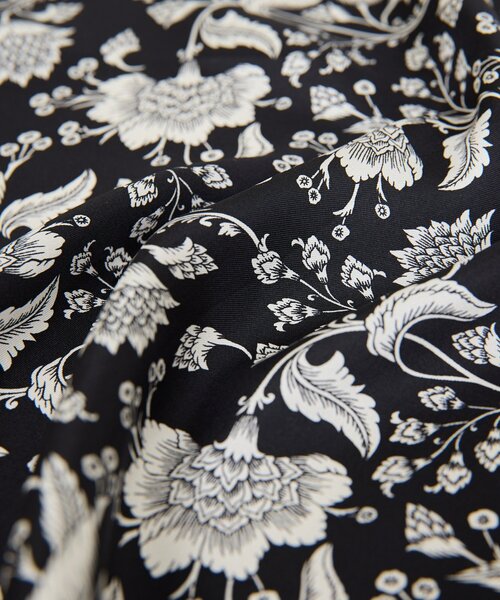 GALLARDAGALANTE（ガリャルダガランテ）の「更紗プリントシルクスカーフ（マフラー・レディース・ブルー/ブラック・FREE）」の6枚目の写真