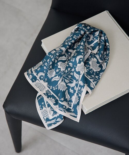 GALLARDAGALANTE（ガリャルダガランテ）の「更紗プリントシルクスカーフ（マフラー・レディース・ブルー/ブラック・FREE）」の7枚目の写真