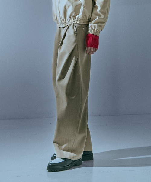 NVRFRGT(ネヴァーフォーゲット)の「curve leg trousers/バレルレッグシルエット/ギャバジン/ウレタン加工/NVRFRGT(スラックス・メンズ・ベージュ/ダークグレー/ブラック/ライトグレー・1/3/2)」の5枚目の写真