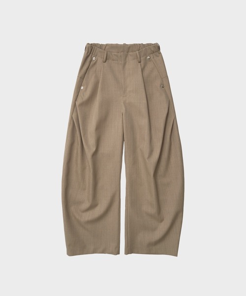 NVRFRGT(ネヴァーフォーゲット)の「curve leg trousers/バレルレッグシルエット/ギャバジン/ウレタン加工/NVRFRGT(スラックス・メンズ・ベージュ/ダークグレー/ブラック/ライトグレー・1/3/2)」の6枚目の写真
