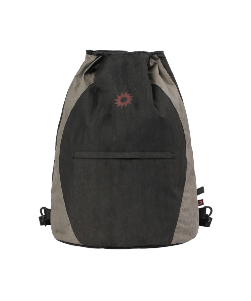 S'EST(エスイーエスティー)の「Solaris String Bag Brown(バックパック/リュック・メンズ・ブラウン・FREE)」の1枚目の写真