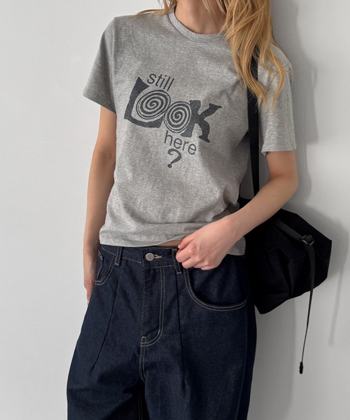 CANAL JEAN(キャナルジーン)の「Lakey Park "Still LOOK here"Tシャツ(Tシャツ/カットソー・レディース・アイボリー/イエロー/ネイビー/グレー/ブルー・ONE SIZE)」の2枚目の写真