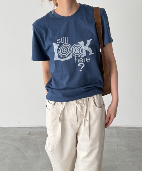 CANAL JEAN(キャナルジーン)の「Lakey Park "Still LOOK here"Tシャツ(Tシャツ/カットソー・レディース・アイボリー/イエロー/ネイビー/グレー/ブルー・ONE SIZE)」の4枚目の写真
