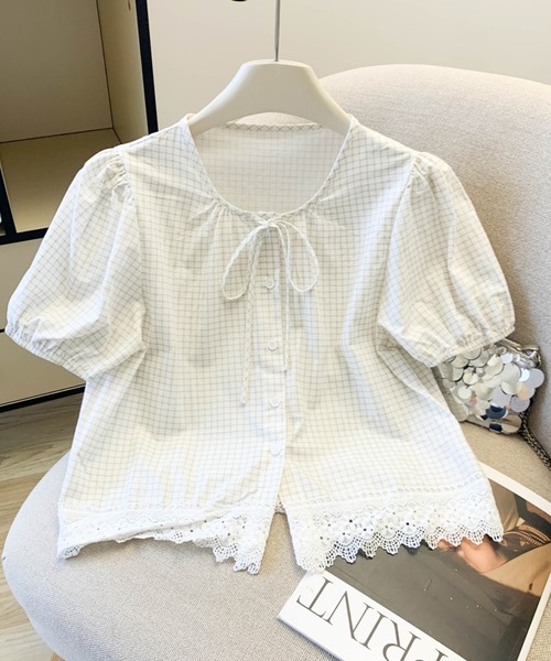 LUCPY(ラクピー)の「ナチュラルチェックレースヘムブラウス(シャツ/ブラウス・レディース・ホワイト/ブルー・LARGE/MEDIUM/SMALL/X-LARGE)」の1枚目の写真