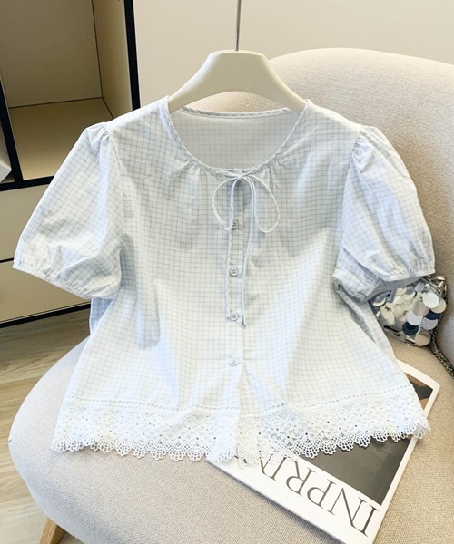 LUCPY(ラクピー)の「ナチュラルチェックレースヘムブラウス(シャツ/ブラウス・レディース・ホワイト/ブルー・LARGE/MEDIUM/SMALL/X-LARGE)」の2枚目の写真