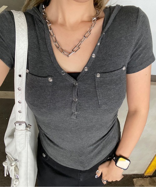 non-hedge(ノンヘッジ)の「ヘンリーフードサイドドロストトップス(Tシャツ/カットソー・レディース・カーキ/ブラック/チャコールグレー/ブラック×ホワイト/オフホワイト・FREE)」の1枚目の写真