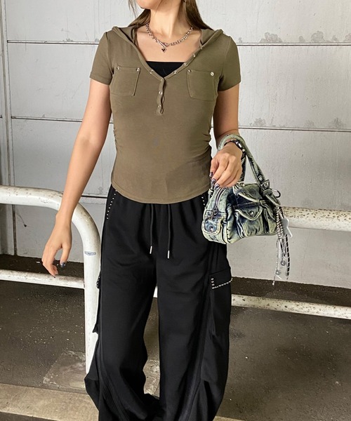 non-hedge(ノンヘッジ)の「ヘンリーフードサイドドロストトップス(Tシャツ/カットソー・レディース・カーキ/ブラック/チャコールグレー/ブラック×ホワイト/オフホワイト・FREE)」の18枚目の写真