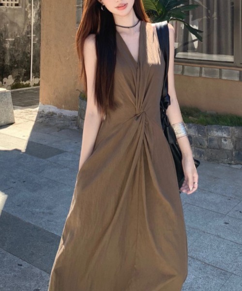 AMAJI(アマジ)の「Vネック ノースリーブ Aライン ワンピース(ワンピース・レディース・カーキ・SMALL/MEDIUM/LARGE/X-LARGE)」の4枚目の写真