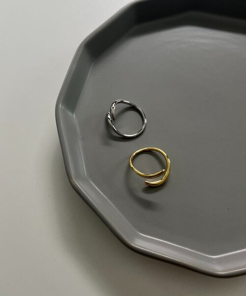CAPRICIEUX LE'MAGE(カプリシューレマージュ)の「〈GOLDY/ゴールディ〉【ステンレス】カーブラインリング(ネックレス・レディース・ゴールド/シルバー・FREE)」の6枚目の写真