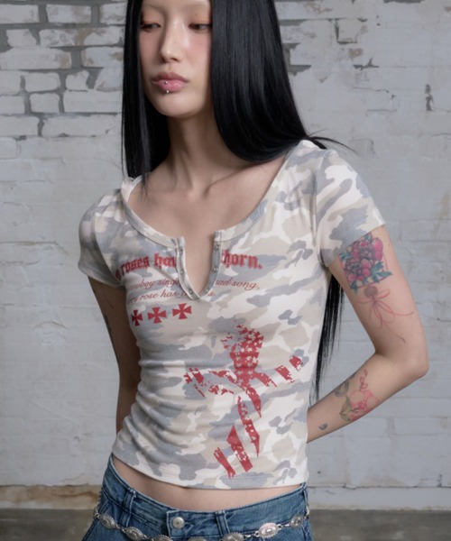 NIIER NOR(ニアノア)の「A'GEM/9 × .kom 『NIIER NOR/ニーアノア』 CAMO BUTTON DOWN HOOD TEE/カモボタンフードTシャツ(Tシャツ/カットソー・レディース・グレー/ベージュ・FREE)」の1枚目の写真