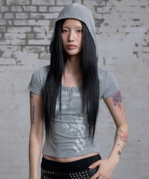 NIIER NOR(ニアノア)の「A'GEM/9 × .kom 『NIIER NOR/ニーアノア』 CAMO BUTTON DOWN HOOD TEE/カモボタンフードTシャツ(Tシャツ/カットソー・レディース・グレー/ベージュ・FREE)」の11枚目の写真