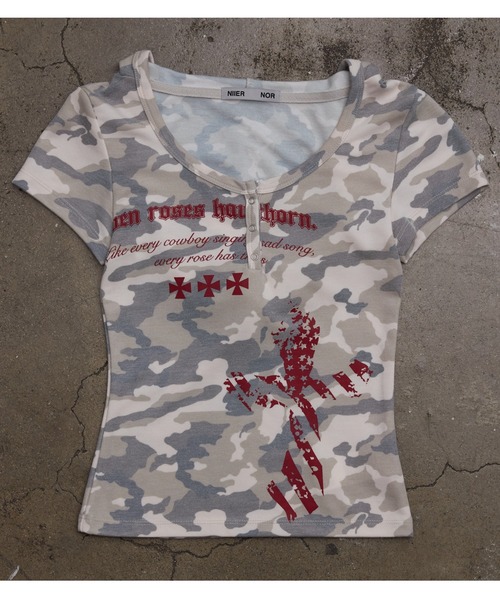 NIIER NOR(ニアノア)の「A'GEM/9 × .kom 『NIIER NOR/ニーアノア』 CAMO BUTTON DOWN HOOD TEE/カモボタンフードTシャツ(Tシャツ/カットソー・レディース・グレー/ベージュ・FREE)」の19枚目の写真