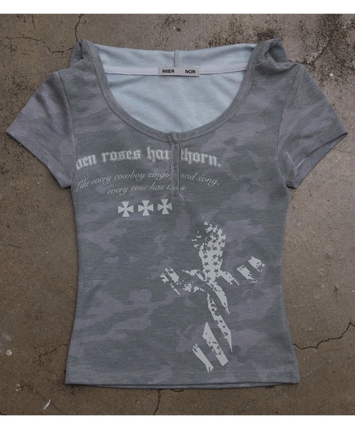 NIIER NOR(ニアノア)の「A'GEM/9 × .kom 『NIIER NOR/ニーアノア』 CAMO BUTTON DOWN HOOD TEE/カモボタンフードTシャツ(Tシャツ/カットソー・レディース・グレー/ベージュ・FREE)」の20枚目の写真
