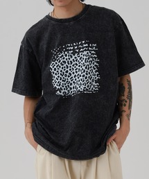 crossi（クロッシー）の「ピグメント加工 レオパード スクエア プリント クルーネック 半袖カットソー（Tシャツ/カットソー）」