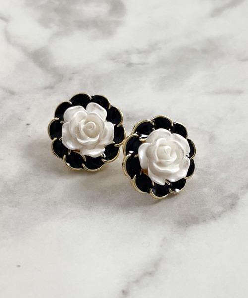 yu-ka(ユーカ)の「YU-KA:モノトーンフラワーイヤリング Monochrome Flower Earrings(イヤリング・レディース・ブラック・FREE)」の2枚目の写真
