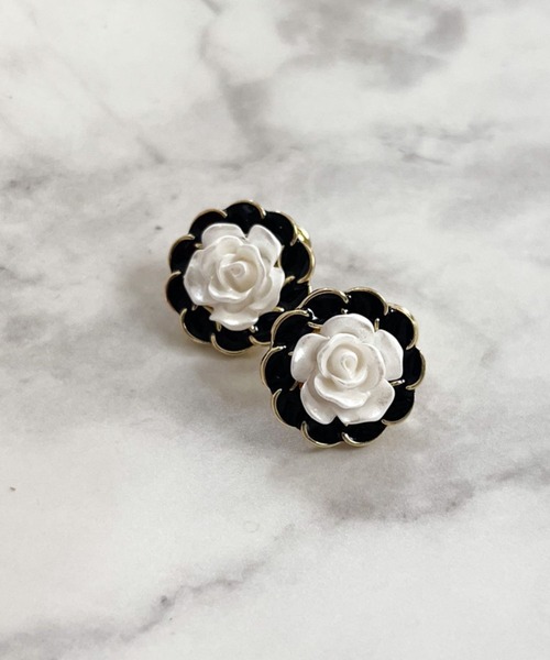 yu-ka(ユーカ)の「YU-KA:モノトーンフラワーイヤリング Monochrome Flower Earrings(イヤリング・レディース・ブラック・FREE)」の3枚目の写真