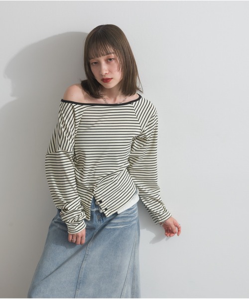 OandI(オーアンドアイ)の「オフショルダーボーダートップス(Tシャツ/カットソー・レディース・ベージュ/グレー・FREE)」の2枚目の写真