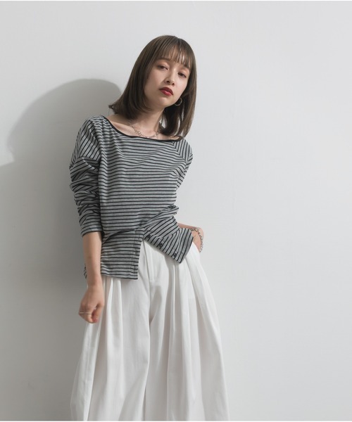 OandI(オーアンドアイ)の「オフショルダーボーダートップス(Tシャツ/カットソー・レディース・ベージュ/グレー・FREE)」の1枚目の写真