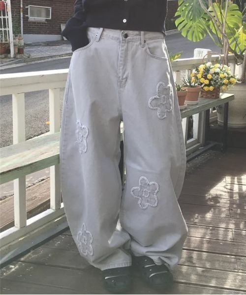 &soiree(アンドソワレ)の「フラワーモチーフ付きカーブワイドパンツ(その他パンツ・レディース・グレー・SMALL/MEDIUM/LARGE)」の2枚目の写真
