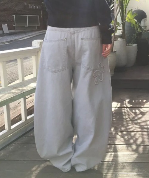 &soiree(アンドソワレ)の「フラワーモチーフ付きカーブワイドパンツ(その他パンツ・レディース・グレー・SMALL/MEDIUM/LARGE)」の3枚目の写真