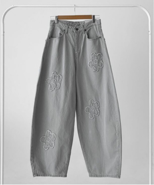 &soiree(アンドソワレ)の「フラワーモチーフ付きカーブワイドパンツ(その他パンツ・レディース・グレー・SMALL/MEDIUM/LARGE)」の4枚目の写真