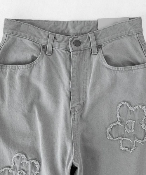 &soiree(アンドソワレ)の「フラワーモチーフ付きカーブワイドパンツ(その他パンツ・レディース・グレー・SMALL/MEDIUM/LARGE)」の5枚目の写真