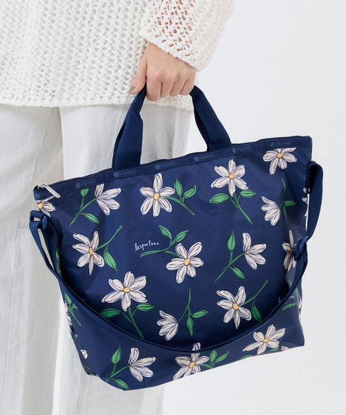 LeSportsac（レスポートサック）の「DELUXE EASY CARRY TOTE フローラルブルームズネイビー（トートバッグ・レディース・ブルー・FREE）」の2枚目の写真