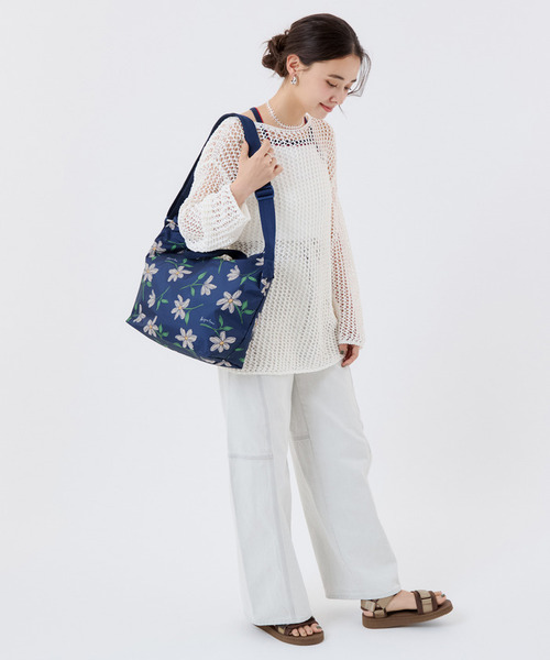 LeSportsac（レスポートサック）の「DELUXE EASY CARRY TOTE フローラルブルームズネイビー（トートバッグ・レディース・ブルー・FREE）」の3枚目の写真