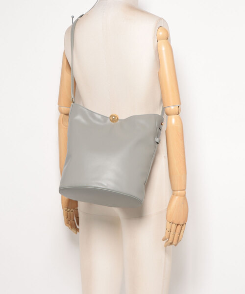 FURLA(フルラ)の「フルラ スフェラ ソフト (Furla Sfera Soft) バケットバッグ(ショルダーバッグ・レディース・グレイッシュベージュ/ブラック/オリーブ・ONE SIZE)」の4枚目の写真