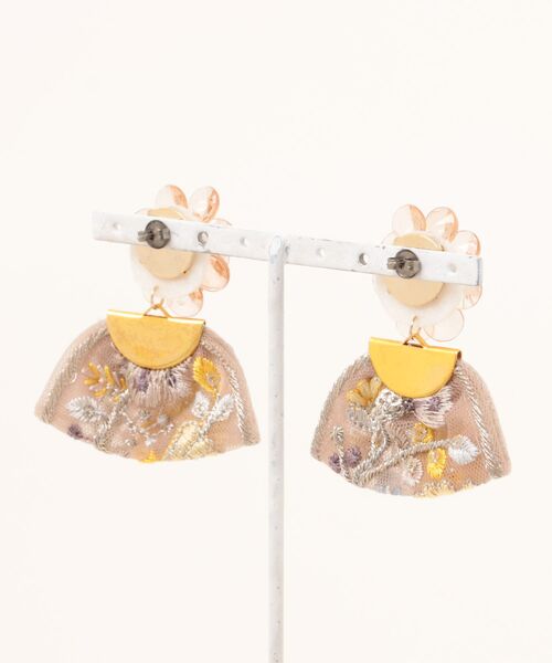 tone（トーン）の「【RosraiE】ガラスフラワー インド刺繍リボン ピアス(MA)（ピアス（両耳用）・レディース・ゴールド・FREE）」の6枚目の写真