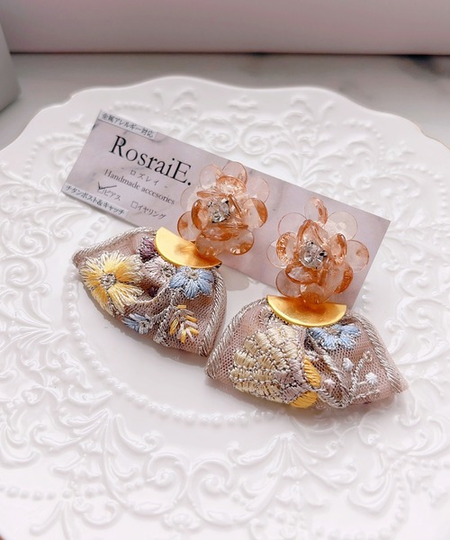 tone（トーン）の「【RosraiE】ガラスフラワー インド刺繍リボン ピアス(MA)（ピアス（両耳用）・レディース・ゴールド・FREE）」の2枚目の写真