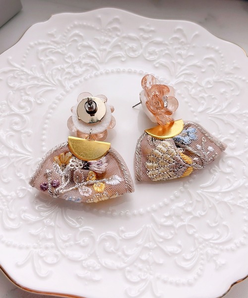 tone（トーン）の「【RosraiE】ガラスフラワー インド刺繍リボン ピアス(MA)（ピアス（両耳用）・レディース・ゴールド・FREE）」の4枚目の写真