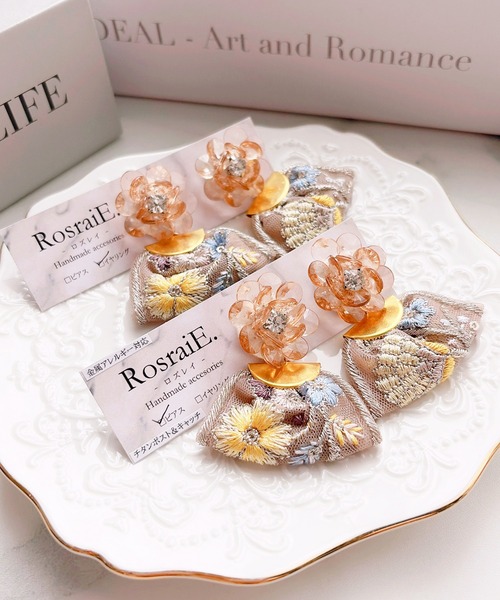 tone（トーン）の「【RosraiE】ガラスフラワー インド刺繍リボン ピアス(MA)（ピアス（両耳用）・レディース・ゴールド・FREE）」の5枚目の写真