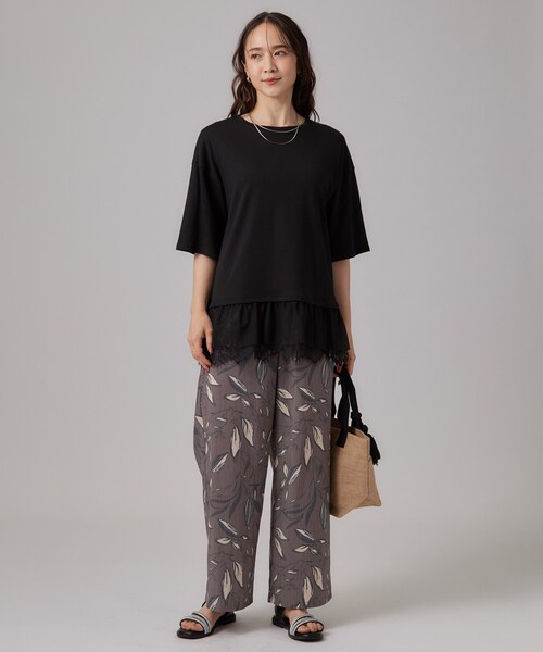 SHOO・LA・RUE(シューラルー)の「【ひんやり/UV/抗菌防臭/S-LL】1枚でサマ見え 裾レースTシャツ(Tシャツ/カットソー・レディース・チャコールグレー/ブラック/ライトベージュ・01/02/03/04)」の6枚目の写真