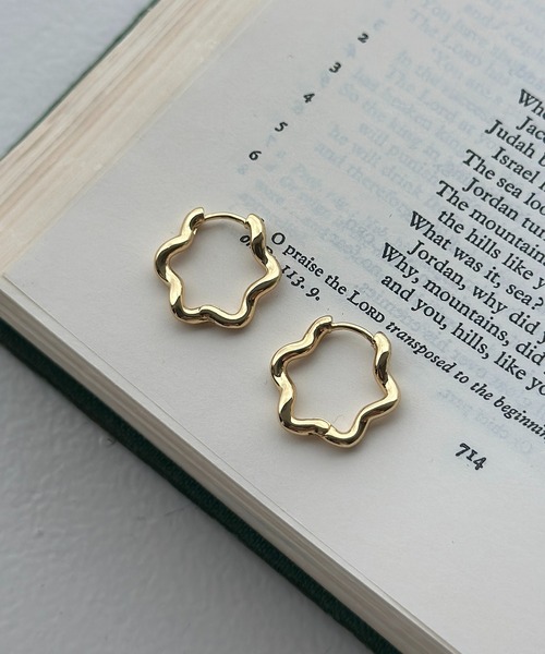 apres jour clair(アプレジュールクレア)の「【apres jour clair】フラワー型ピアス(ピアス(両耳用)・レディース・シルバー/ゴールド・FREE)」の4枚目の写真