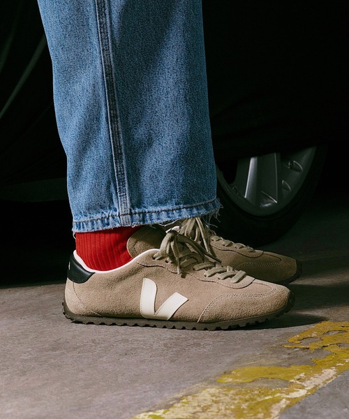 VEJA(ヴェジャ)の「VEJA GT スエードスニーカー(スニーカー・レディース・グレイッシュベージュ・36/22/37/23/38/24/39/25/40/25.5cm)」の2枚目の写真