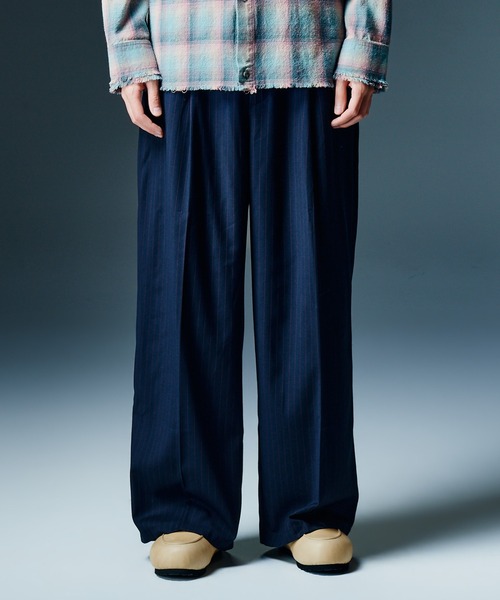 glamb(グラム)の「Stripe Grace Wide Pants / ストライプグレースワイドパンツ(その他パンツ・メンズ・ブラック/ベージュ/ネイビー・S/L/M)」の3枚目の写真