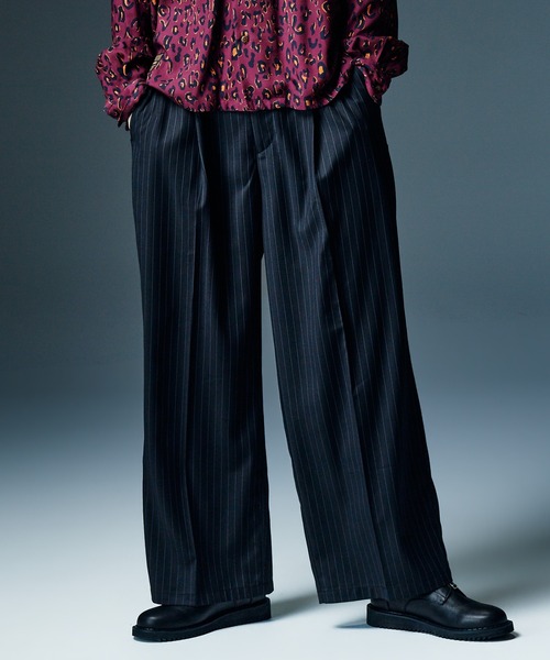 glamb(グラム)の「Stripe Grace Wide Pants / ストライプグレースワイドパンツ(その他パンツ・メンズ・ブラック/ベージュ/ネイビー・S/L/M)」の2枚目の写真