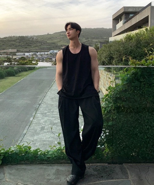 NOWLE(ノウル)の「【NOWLE】サイドスリット ラウンドカット タンクトップ / 無地 リラックス ルーズ トップス(タンクトップ・メンズ・ブラック・FREE)」の2枚目の写真
