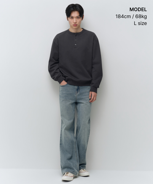 MUSINSA STANDARD（ムシンサスタンダード）の「ヘンリーネックスウェットシャツ [ダークグレー]（スウェット・メンズ・その他・2XL/LARGE/X-LARGE/SMALL/MEDIUM/3XL）」の2枚目の写真