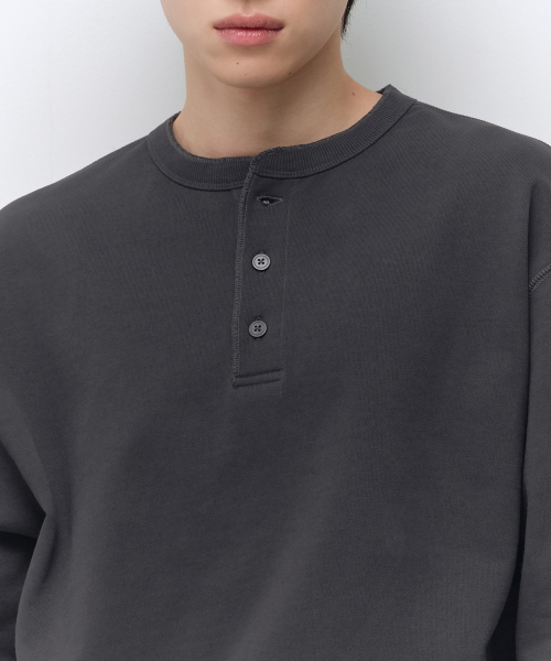 MUSINSA STANDARD（ムシンサスタンダード）の「ヘンリーネックスウェットシャツ [ダークグレー]（スウェット・メンズ・その他・2XL/LARGE/X-LARGE/SMALL/MEDIUM/3XL）」の4枚目の写真