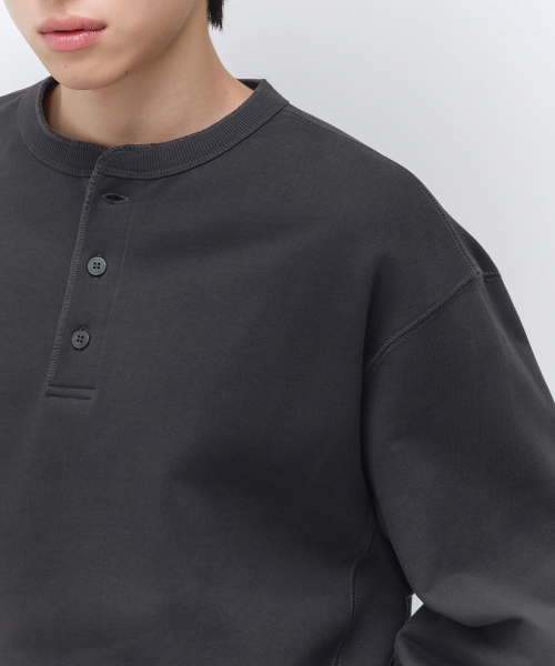 MUSINSA STANDARD（ムシンサスタンダード）の「ヘンリーネックスウェットシャツ [ダークグレー]（スウェット・メンズ・その他・2XL/LARGE/X-LARGE/SMALL/MEDIUM/3XL）」の5枚目の写真